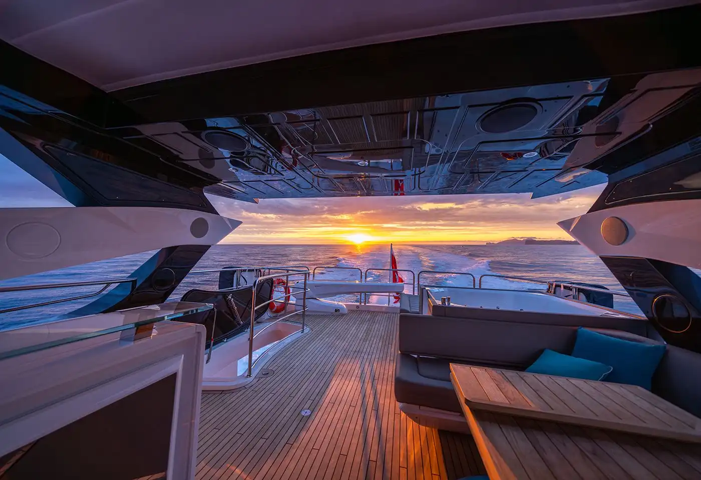 Signature 95 flybridge sundown